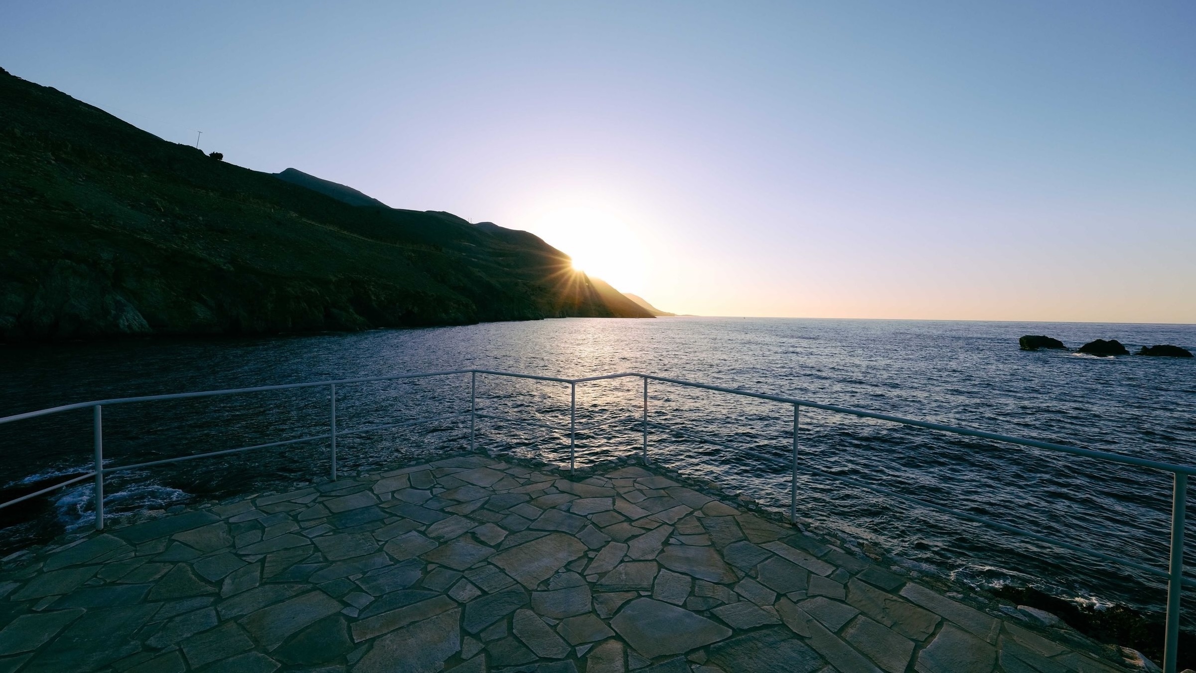 Terrasse dallée face à l’océan au soleil couchant, à Jard-sur-Mer en Vendée