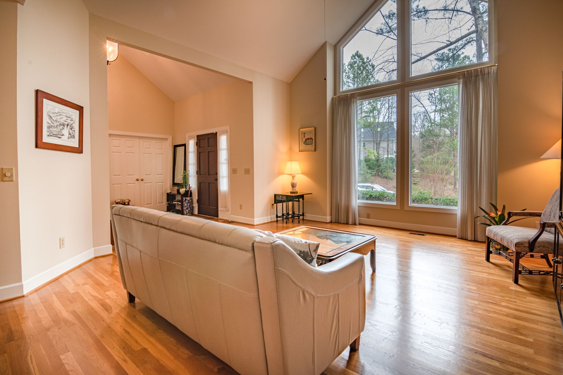 Salon sous plafond haut de la Villa Les Oyats, ouvert sur le jardin