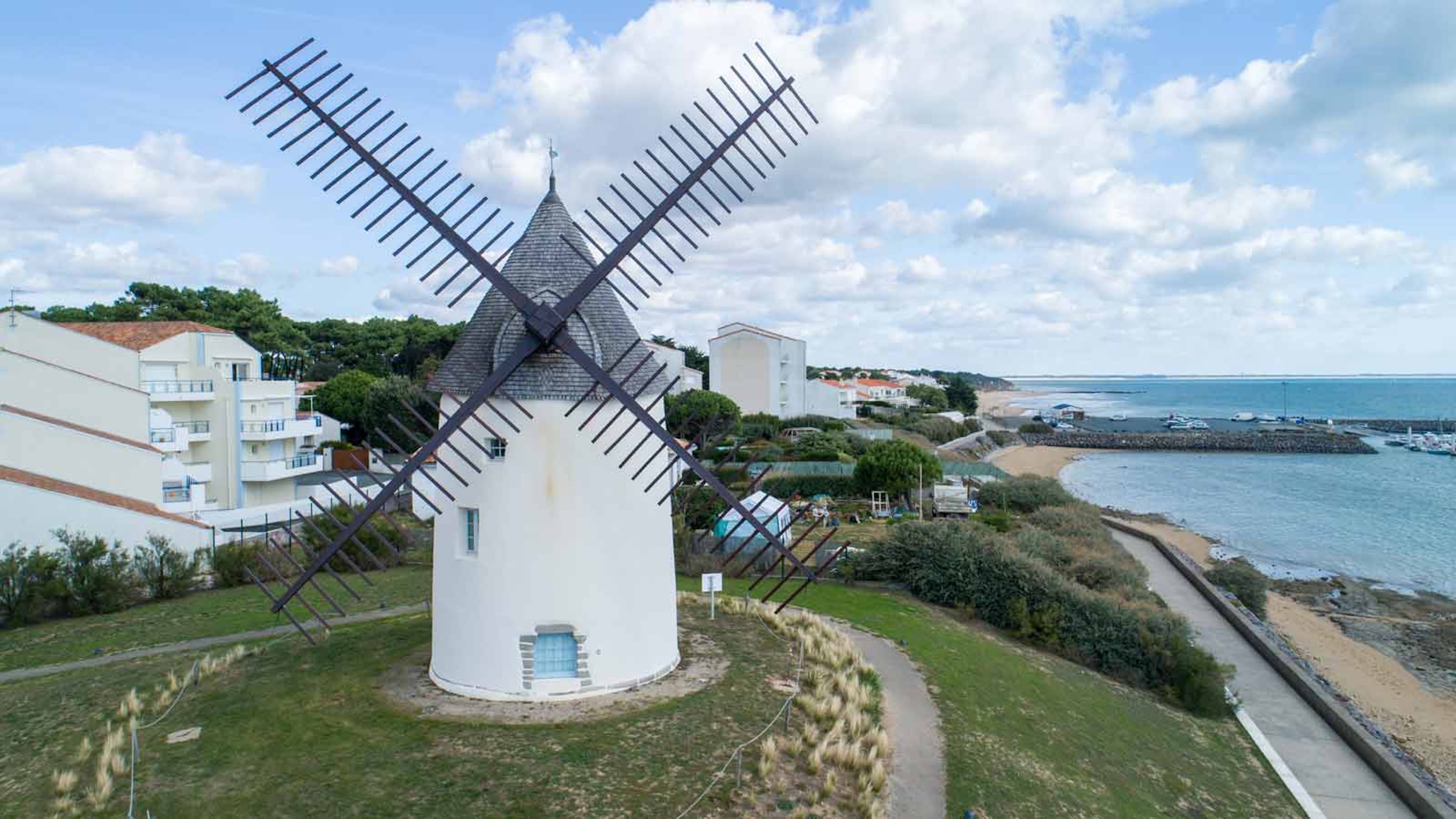 Moulin de la Conchette et port de plaisance de Jard-sur-Mer vus depuis les hauteurs