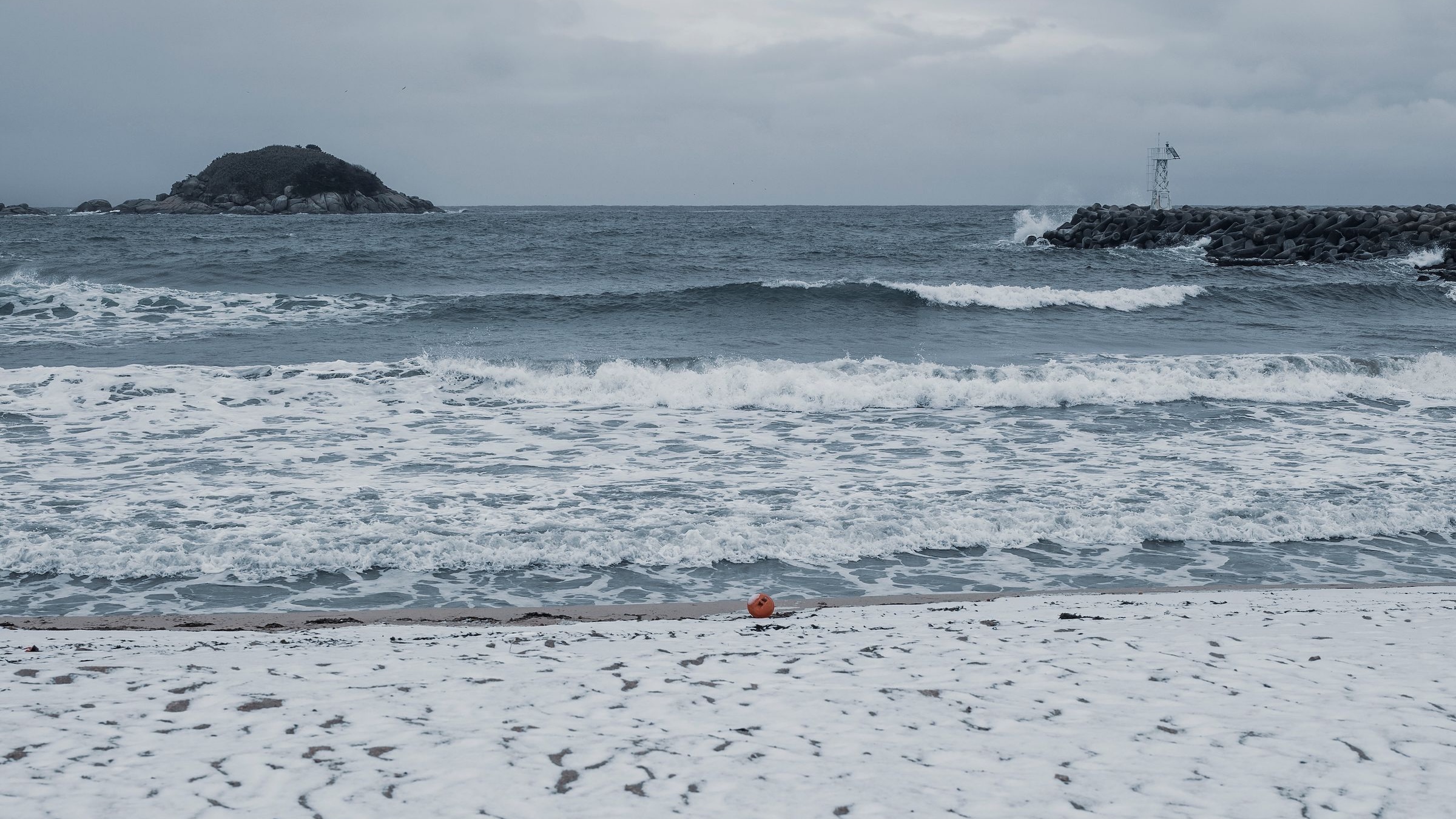 Plage de Jard-sur-Mer en hiver, mer grise et sable vide au mois de décembre